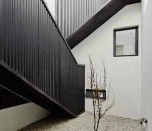 escalera de metal color negro