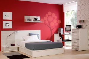 dormitorio con pared de fondo color rojo