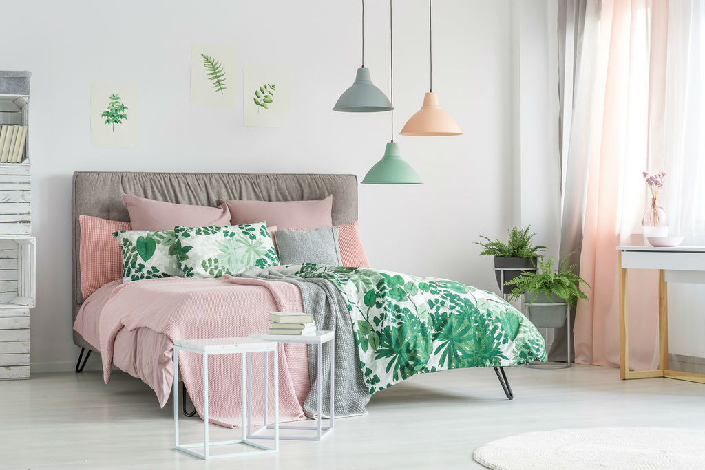 habitación gris con tonos rosa y verde