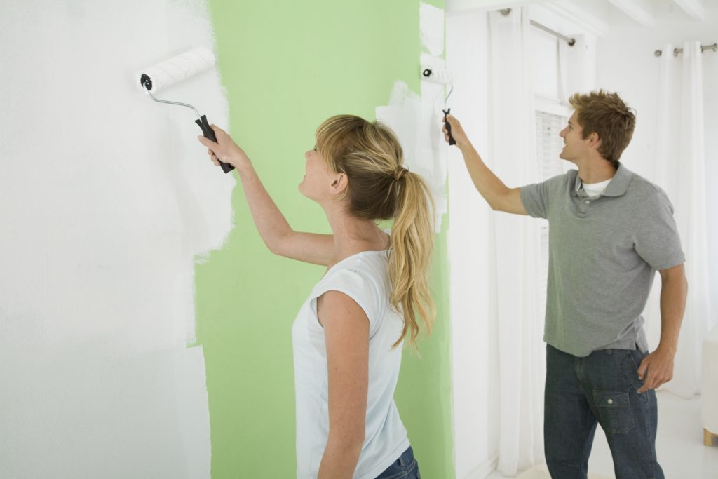 pintando las paredes de blanco