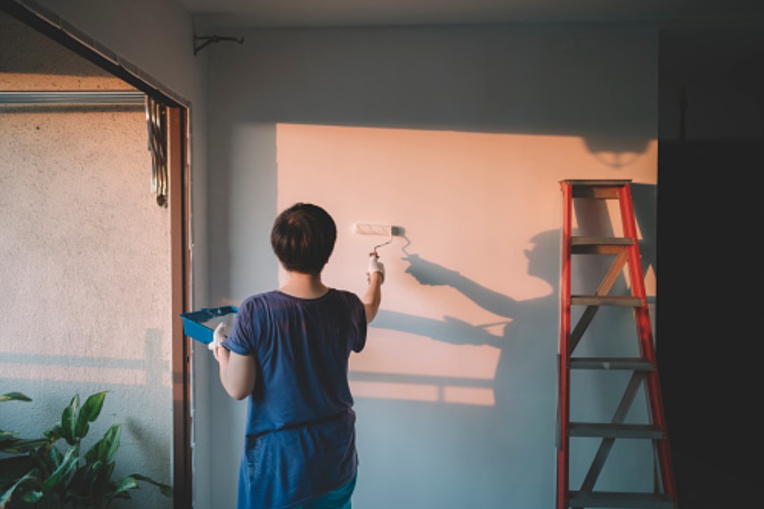 mujer pintando ahorrando pintura